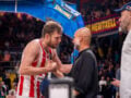 Μπαρτσελόνα – Ολυμπιακός: Η θερμή χειραψία του Σάσα Βεζένκοφ με τον Πεπ Γκουαρντιόλα
