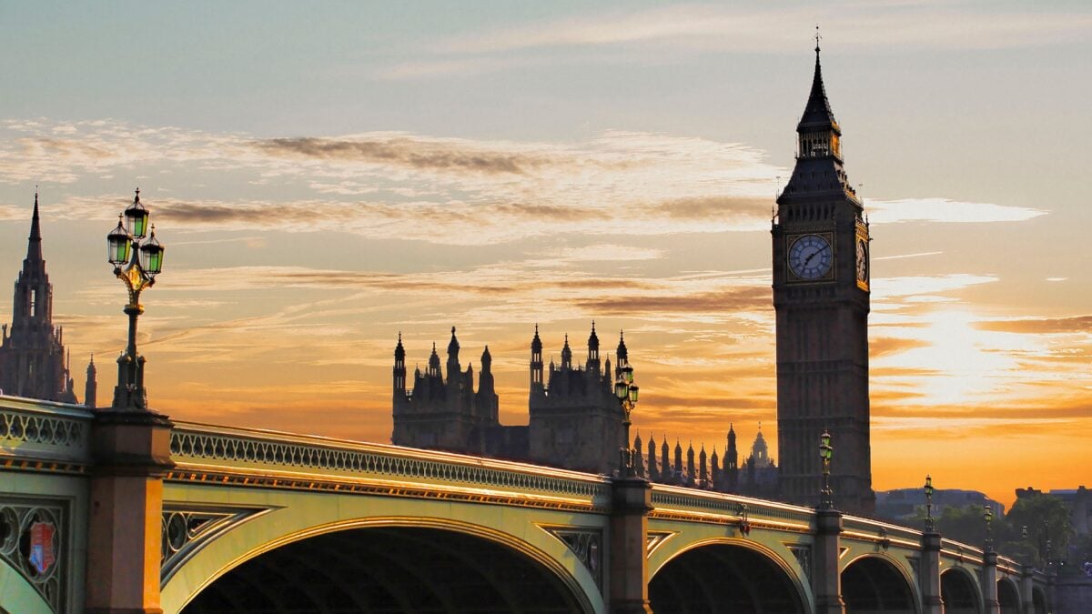 Big Ben: Οι καθαριστές αιωρούνται με σχοινιά στα καντράν – Γιατί πλένουν στο χέρι τα 324 τζάμια κάθε όψης 1 Big Ben: Οι καθαριστές αιωρούνται με σχοινιά στα καντράν – Γιατί πλένουν στο χέρι τα 324 τζάμια κάθε όψης
