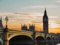 Big Ben: Οι καθαριστές αιωρούνται με σχοινιά στα καντράν – Γιατί πλένουν στο χέρι τα 324 τζάμια κάθε όψης