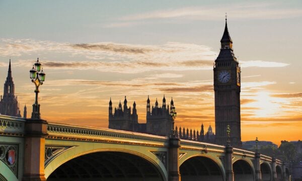Big Ben: Οι καθαριστές αιωρούνται με σχοινιά στα καντράν – Γιατί πλένουν στο χέρι τα 324 τζάμια κάθε όψης