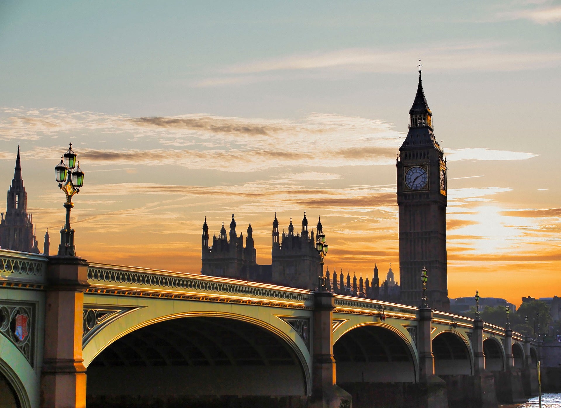 Big Ben: Οι καθαριστές αιωρούνται με σχοινιά στα καντράν – Γιατί πλένουν στο χέρι τα 324 τζάμια κάθε όψης
