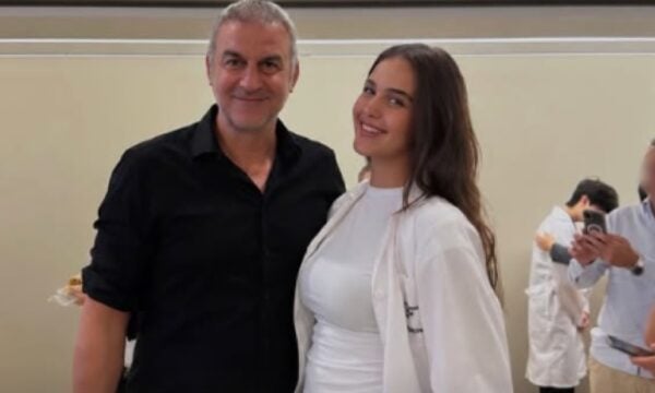 Βικτώρια Δέλλα: Άρχισε τις σπουδές Ιατρικής στην Κύπρο – Χαμογελαστός δίπλα της ο Τραϊανός Δέλλας (Φωτογραφίες)