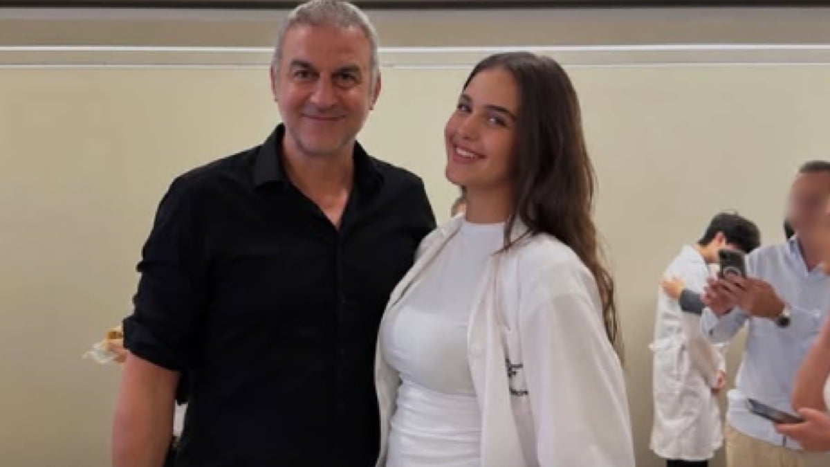 Βικτώρια Δέλλα: Άρχισε τις σπουδές Ιατρικής στην Κύπρο – Χαμογελαστός δίπλα της ο Τραϊανός Δέλλας (Φωτογραφίες) 3 Βικτώρια Δέλλα: Άρχισε τις σπουδές Ιατρικής στην Κύπρο – Χαμογελαστός δίπλα της ο Τραϊανός Δέλλας (Φωτογραφίες)