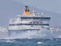 Καιρός: Το Blue Star Naxos παλεύει με τα κύματα – Ριπές 62 χιλιομέτρων την ώρα