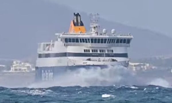 Καιρός: Το Blue Star Naxos παλεύει με τα κύματα – Ριπές 62 χιλιομέτρων την ώρα