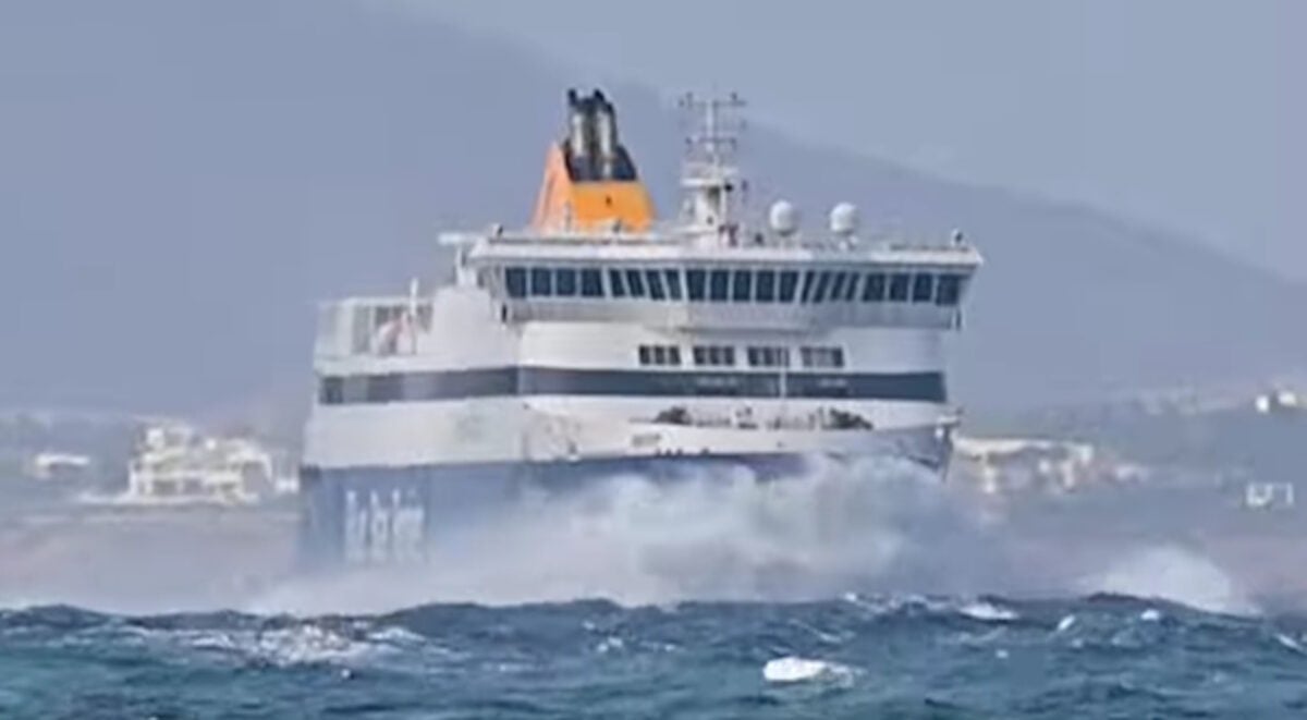 Καιρός: Το Blue Star Naxos παλεύει με τα κύματα – Ριπές 62 χιλιομέτρων την ώρα