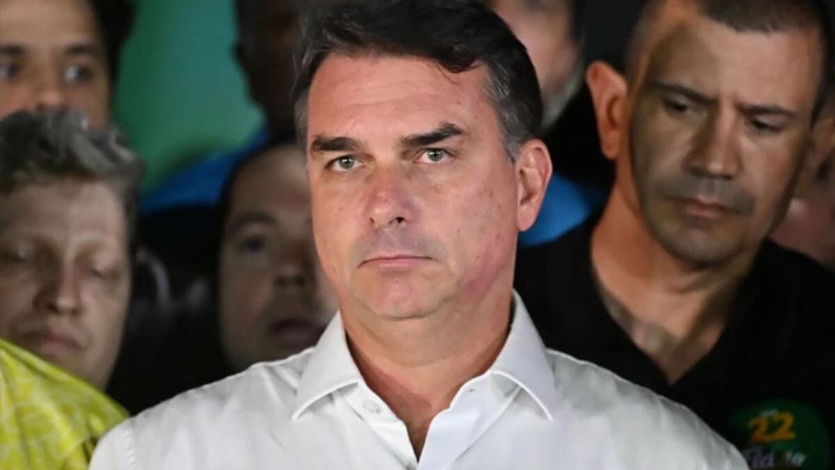 Ο Φλάβιο Μπολσονάρου αποκάλυψε ότι έφυγε από τη Βραζιλία για να γλιτώσει τις διώξεις – Το παρασκήνιο της φυγής του 1 Ο Φλάβιο Μπολσονάρου αποκάλυψε ότι έφυγε από τη Βραζιλία για να γλιτώσει τις διώξεις – Το παρασκήνιο της φυγής του