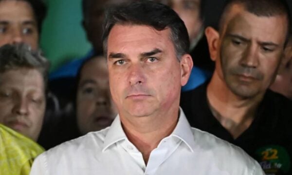 Ο Φλάβιο Μπολσονάρου αποκάλυψε ότι έφυγε από τη Βραζιλία για να γλιτώσει τις διώξεις – Το παρασκήνιο της φυγής του