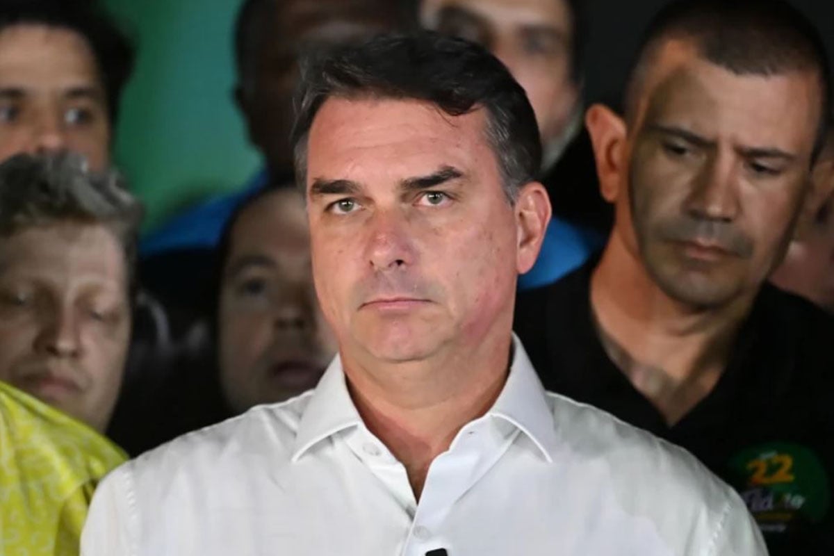 Ο Φλάβιο Μπολσονάρου αποκάλυψε ότι έφυγε από τη Βραζιλία για να γλιτώσει τις διώξεις – Το παρασκήνιο της φυγής του