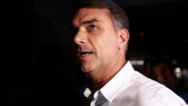 Φλάβιο Μπολσονάρου: Έφτασε στο Μαϊάμι – Αρνήθηκε να παραδώσει το διαβατήριό του στη Βραζιλία