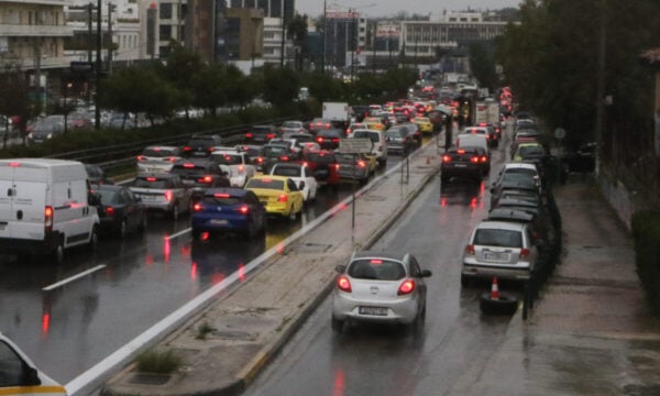 Κίνηση στους δρόμους: Μεγάλο μποτιλιάρισμα στον Κηφισό και την Αττική Οδό