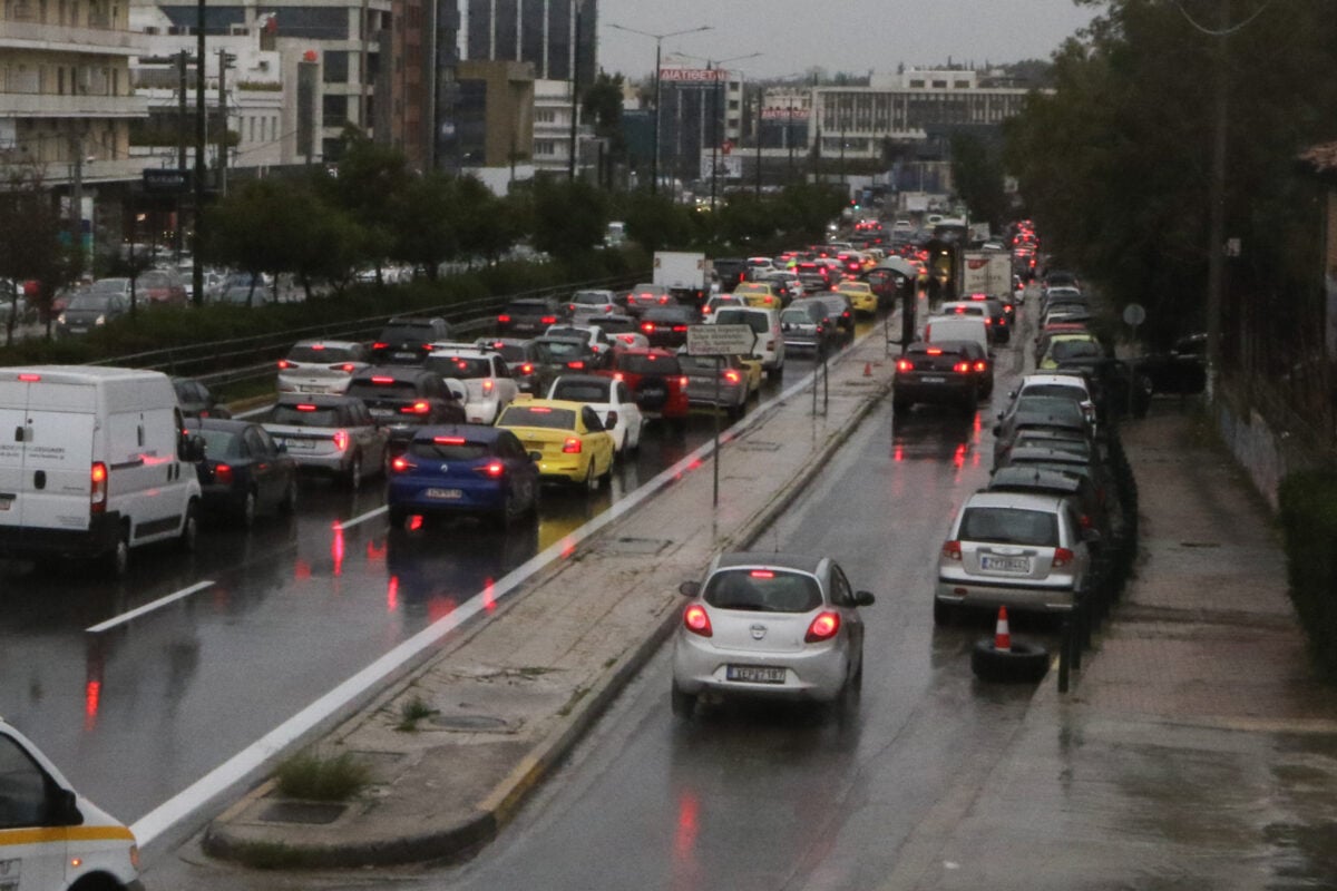 Κίνηση στους δρόμους: Μεγάλο μποτιλιάρισμα στον Κηφισό και την Αττική Οδό
