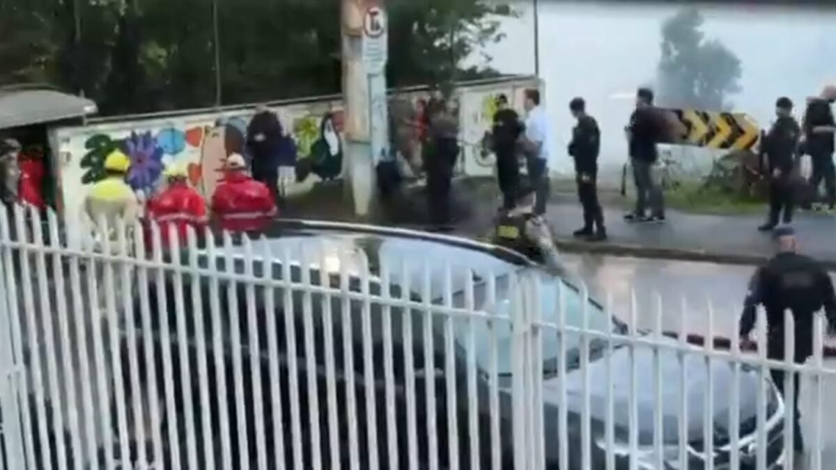 Βραζιλία: Άνδρας κράτησε ομήρους 13 παιδιά σε σχολείο και απείλησε να τα κάψει ζωντανά – Νεκρός από πυρά αστυνομικών 1 Βραζιλία: Άνδρας κράτησε ομήρους 13 παιδιά σε σχολείο και απείλησε να τα κάψει ζωντανά – Νεκρός από πυρά αστυνομικών