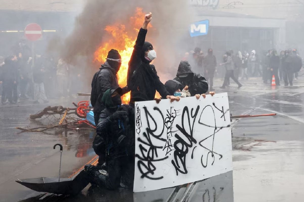 Διαδηλωτής υψώνει τη γροθιά του κατά τη διάρκεια συγκρούσεων με την αστυνομία, καθώς φοιτητές συμμετέχουν σε πανεθνική απεργία κατά των μέτρων λιτότητας και των περικοπών στον προϋπολογισμό της βελγικής κυβέρνησης, στις Βρυξέλλες, στις 9 Οκτωβρίου 2026. (REUTERS/Yves Herman)