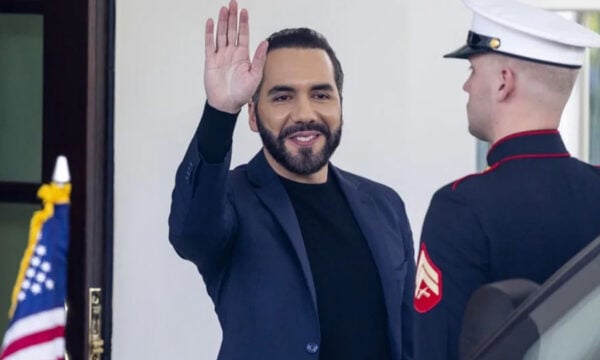 Ελ Σαλβαδόρ: Ο Μπουκέλε ζητά νέα προεδρική θητεία μετά την αμφιλεγόμενη συνταγματική μεταρρύθμιση