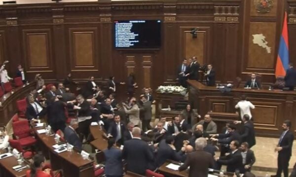 Βουλή της Αρμενίας: Άγριο ξύλο μεταξύ βουλευτών