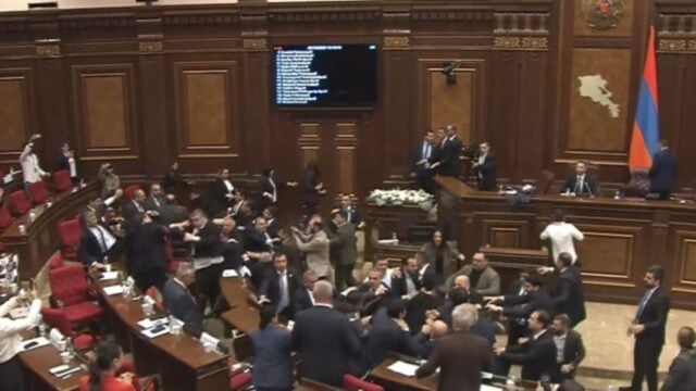 Βουλή της Αρμενίας: Άγριο ξύλο μεταξύ βουλευτών