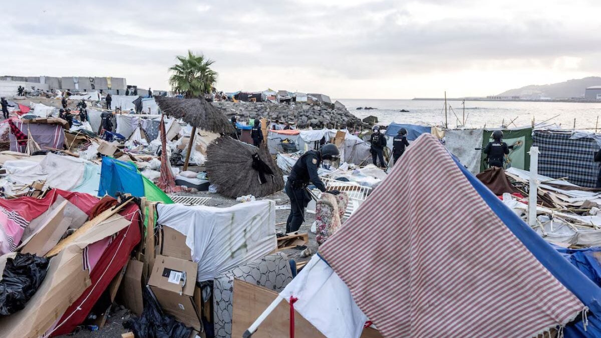 Θέουτα: Η ισπανική αστυνομία εκκένωσε καταυλισμό μεταναστών πριν από την επίσκεψη του βασιλιά Φελίπε – Μεταφορά σε κέντρο υποδοχής 2 Θέουτα: Η ισπανική αστυνομία εκκένωσε καταυλισμό μεταναστών πριν από την επίσκεψη του βασιλιά Φελίπε – Μεταφορά σε κέντρο υποδοχής