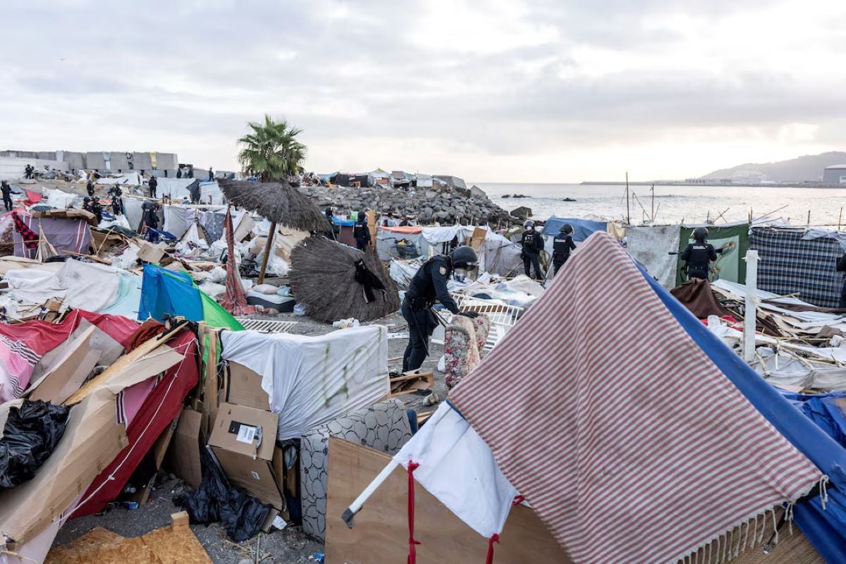 Θέουτα: Η ισπανική αστυνομία εκκένωσε καταυλισμό μεταναστών πριν από την επίσκεψη του βασιλιά Φελίπε – Μεταφορά σε κέντρο υποδοχής
