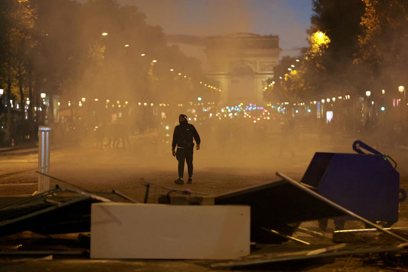 Ευρώπη: Η οργή στη Γαλλία και η άνοδος της Ακροδεξιάς απειλούν το πολιτικό κέντρο – Εκλογές που μπορεί να αλλάξουν την ήπειρο 12 Διαδηλωτής περνά μέσα από σύννεφο δακρυγόνων κοντά σε οδόφραγμα στη λεωφόρο των Ηλυσίων Πεδίων, στο Παρίσι, κατά τη διάρκεια συγκρούσεων με την αστυνομία, στις 17 Οκτωβρίου 2026. Φωτογραφία: Stephanie Lecocq/Reuters