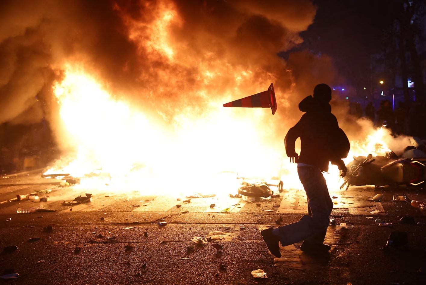 Ευρώπη: Η οργή στη Γαλλία και η άνοδος της Ακροδεξιάς απειλούν το πολιτικό κέντρο – Εκλογές που μπορεί να αλλάξουν την ήπειρο 11 Διαδηλωτές κάθονται σε καρέκλες που έχουν μεταφέρει από κατάστημα το οποίο υπέστη βανδαλισμούς, αποκλείοντας δρόμο στο Παρίσι, κατά τη διάρκεια επεισοδίων στις 17 Οκτωβρίου 2026. Φωτογραφία: Abdul Saboor/Reuters