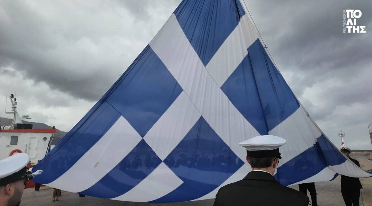 Στο λιμάνι της Χίου υψώθηκε και φέτος η μεγάλη σημαία για την 28η Οκτωβρίου 9 Στο λιμάνι της Χίου υψώθηκε και φέτος η μεγάλη σημαία για την 28η Οκτωβρίου
