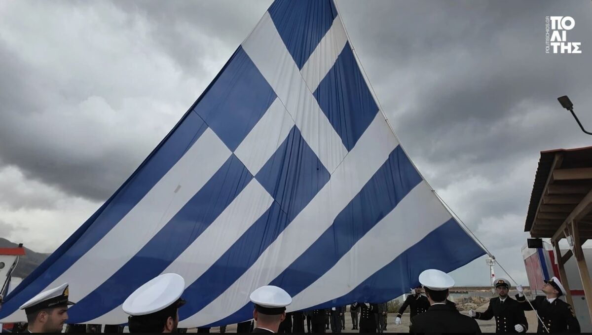Στο λιμάνι της Χίου υψώθηκε και φέτος η μεγάλη σημαία για την 28η Οκτωβρίου 10 Η μεγάλη σημαία στη Χίο