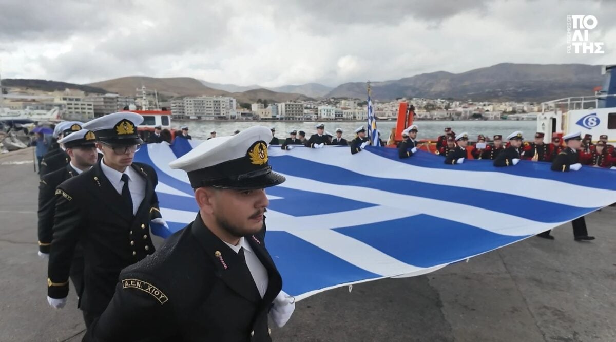 Στο λιμάνι της Χίου υψώθηκε και φέτος η μεγάλη σημαία για την 28η Οκτωβρίου 11 Στο λιμάνι της Χίου υψώθηκε και φέτος η μεγάλη σημαία για την 28η Οκτωβρίου