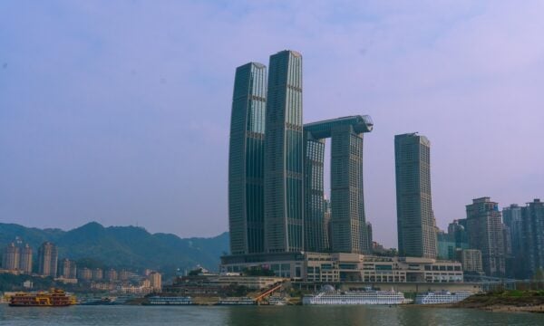 Chongqing: Νομίζεις ότι βρίσκεσαι στο ισόγειο και ξαφνικά βλέπεις 22 ορόφους κάτω από τα πόδια σου (Vid)