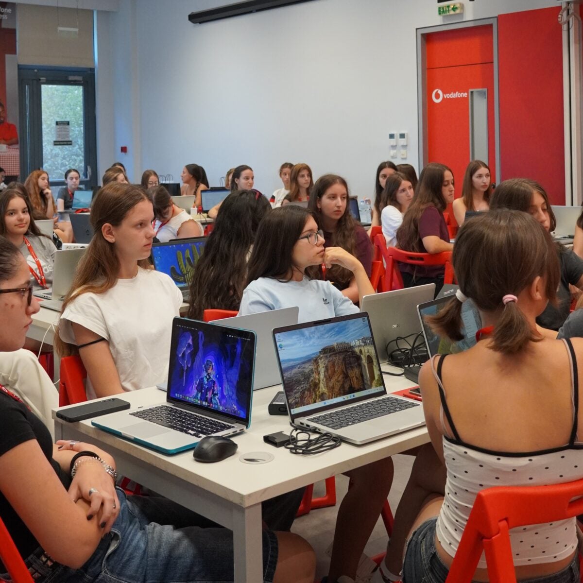 Code Like a Girl: Κορίτσια γράφουν κώδικα και χτίζουν τον αυριανό ψηφιακό κόσμο
