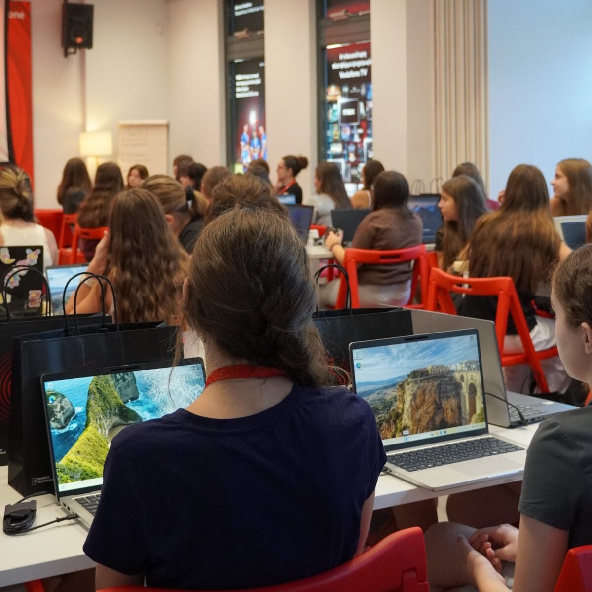 Code Like a Girl: Κορίτσια γράφουν κώδικα και χτίζουν τον αυριανό ψηφιακό κόσμο