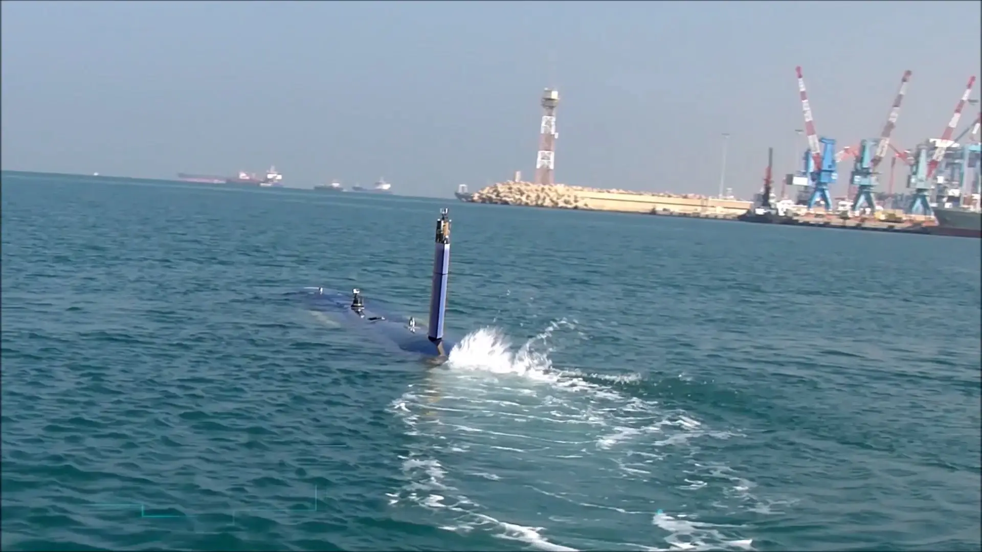 Ο ιστός του Blue Whale εξέχει από το νερό κοντά σε λιμενικές εγκαταστάσεις