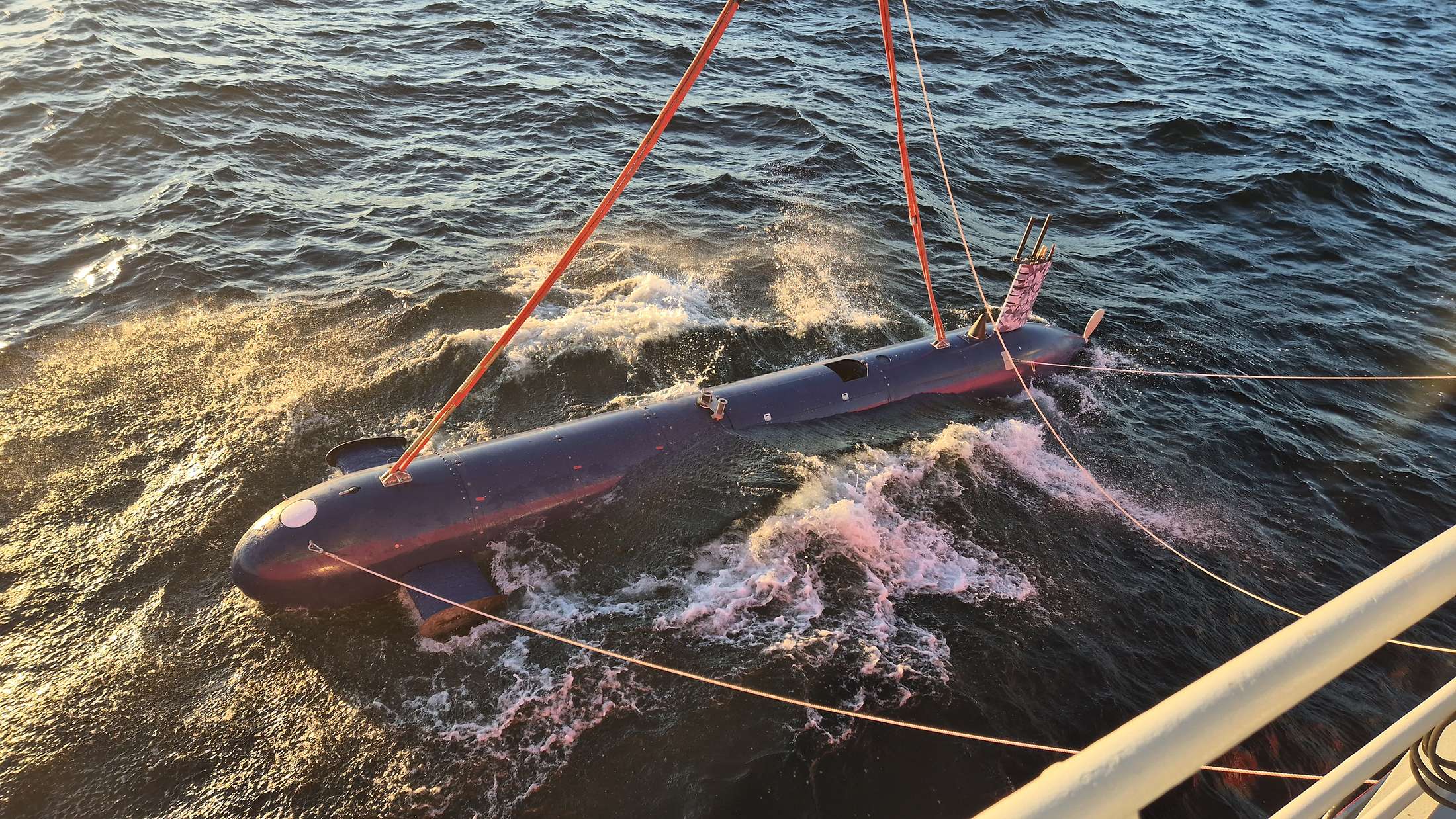 Καθέλκυση του Blue Whale με γερανό από πλοίο υποστήριξης