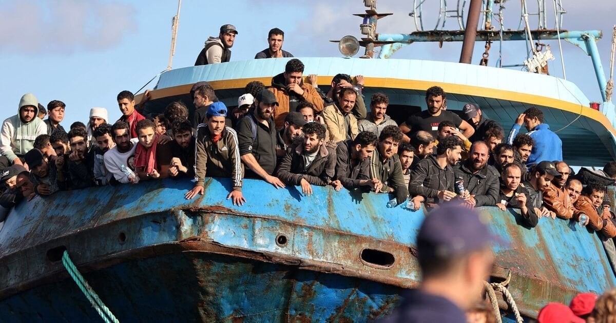 Daily Express: Πάνω από 400 μετανάστες έφτασαν στην Κρήτη μέσα σε 24 ώρες, πληρώνοντας έως £3.000