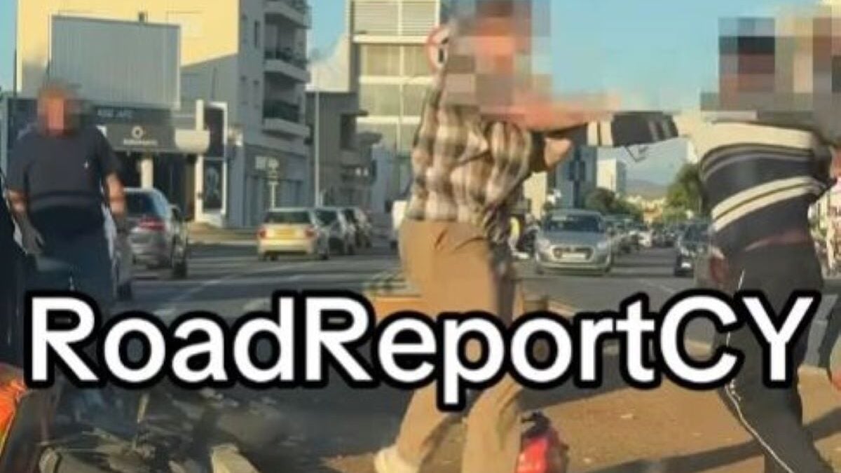 Κύπρος: Διανομέας δέχθηκε άγρια επίθεση στη μέση του δρόμου – ΒΙΝΤΕΟ 1 Κύπρος: Διανομέας δέχθηκε άγρια επίθεση στη μέση του δρόμου – ΒΙΝΤΕΟ