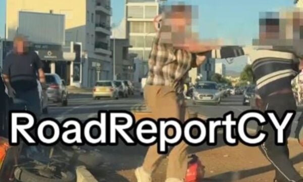 Κύπρος: Διανομέας δέχθηκε άγρια επίθεση στη μέση του δρόμου – ΒΙΝΤΕΟ