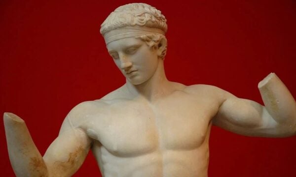 Τα χρώματα που έσβησαν από τα αρχαία ελληνικά αγάλματα με το πέρασμα των αιώνων