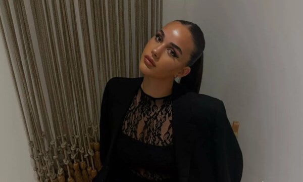 Βικτώρια Δέλλα: Νέες φωτογραφίες με total black look από την Κύπρο – Το όνειρο που είχε μοιραστεί με τη μητέρα της