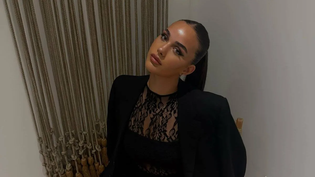 Βικτώρια Δέλλα: Νέες φωτογραφίες με total black look από την Κύπρο – Το όνειρο που είχε μοιραστεί με τη μητέρα της
