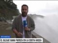 Ισπανία: Τεράστιο κύμα σκέπασε δημοσιογράφο και εικονολήπτρια στον αέρα – Κόπηκε η ζωντανή σύνδεση