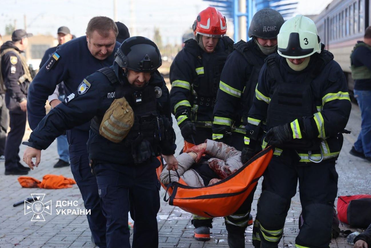 Ουκρανία: 19 νεκροί από ρωσικά πλήγματα – Drone χτύπησε σιδηροδρομικό σταθμό στο Ντνίπρο, δύο 15χρονες σκοτώθηκαν στο Τσερνίχιβ