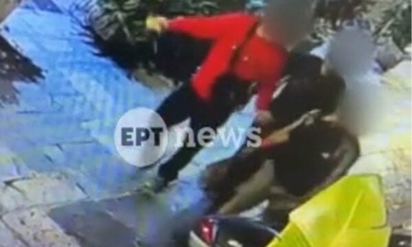 Έκρηξη στην Πλάκα: Βίντεο δείχνει τους τρεις συλληφθέντες να φεύγουν με χαλκοσωλήνα στα χέρια