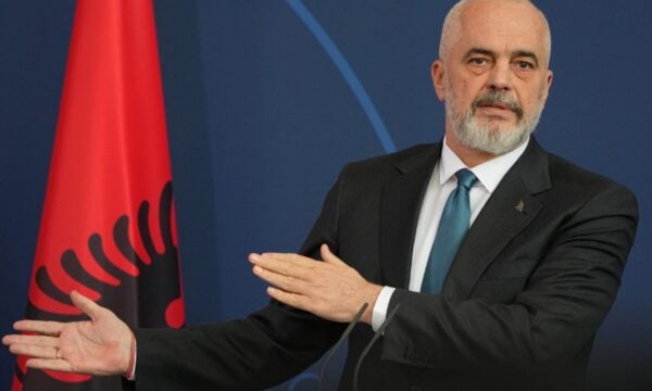 Αλβανία: Διαδηλωτές επιχειρούν να αποκλείσουν τη Βουλή τη 10η ημέρα κινητοποιήσεων – Νέα επεισόδια με μολότοφ στα Τίρανα
