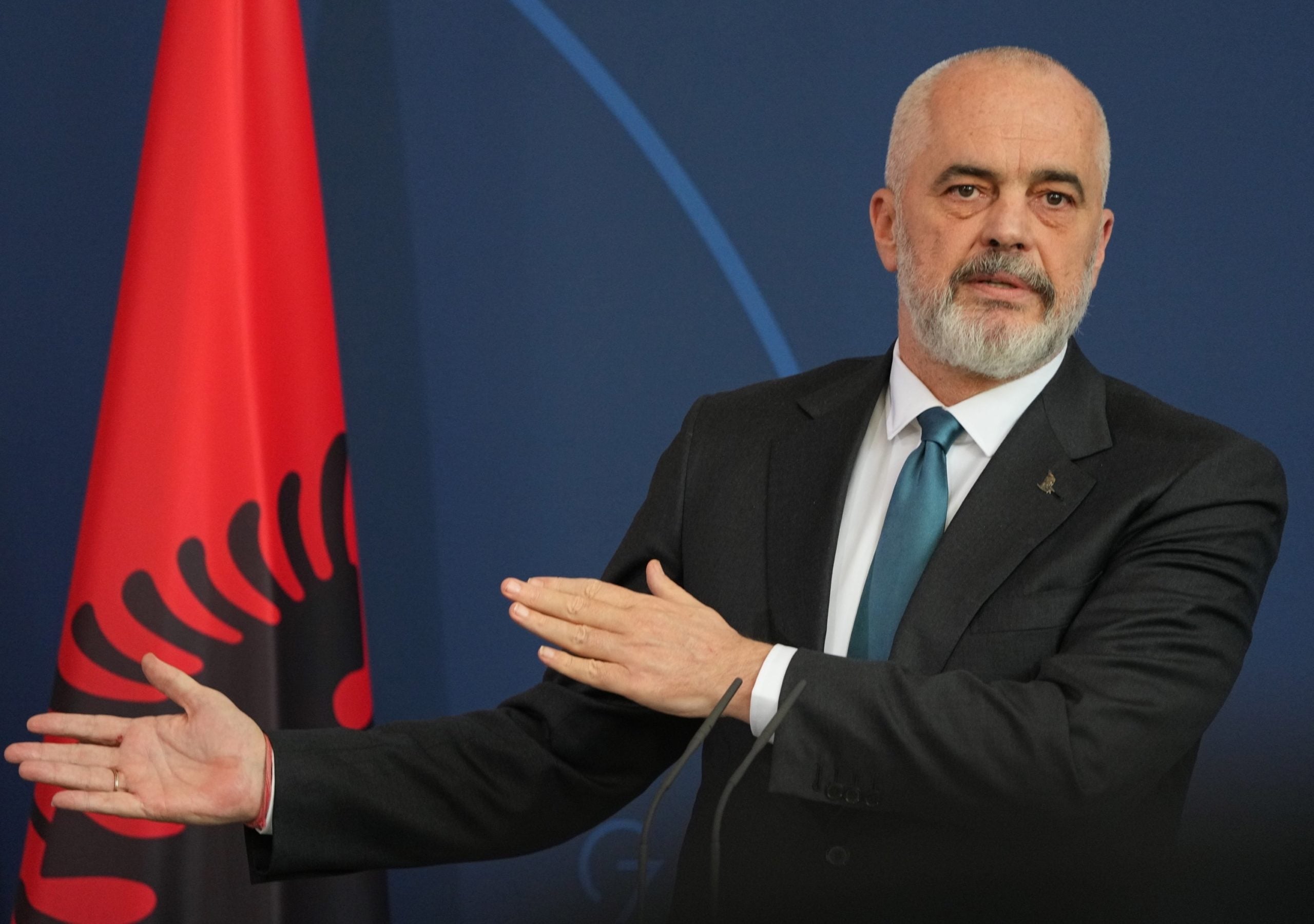 Αλβανία: Διαδηλωτές επιχειρούν να αποκλείσουν τη Βουλή τη 10η ημέρα κινητοποιήσεων – Νέα επεισόδια με μολότοφ στα Τίρανα