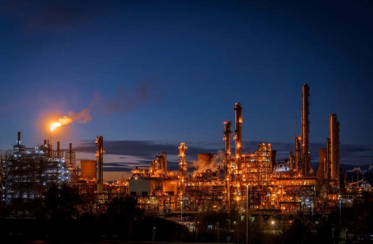 Πετρέλαιο: Το Brent πλησιάζει τα 114 δολάρια, στα 91 ευρώ το αέριο – Ανησυχία για τον εφοδιασμό από τη Μέση Ανατολή