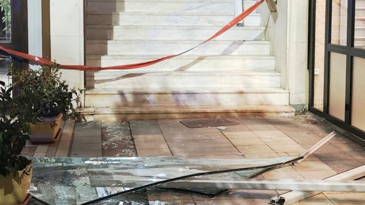 Ζωγράφου: Έκρηξη σε διαμέρισμα από γκαζάκι καφέ – Στο νοσοκομείο δύο άτομα 3 Ζωγράφου: Έκρηξη σε διαμέρισμα από γκαζάκι καφέ – Στο νοσοκομείο δύο άτομα