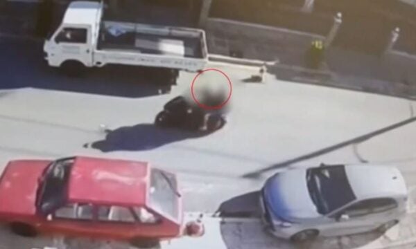 Ελευσίνα: Οι δύο συλληφθέντες ζητούν να εξαιρεθεί η ανακρίτρια για την επίθεση με μαχαίρι στον 32χρονο