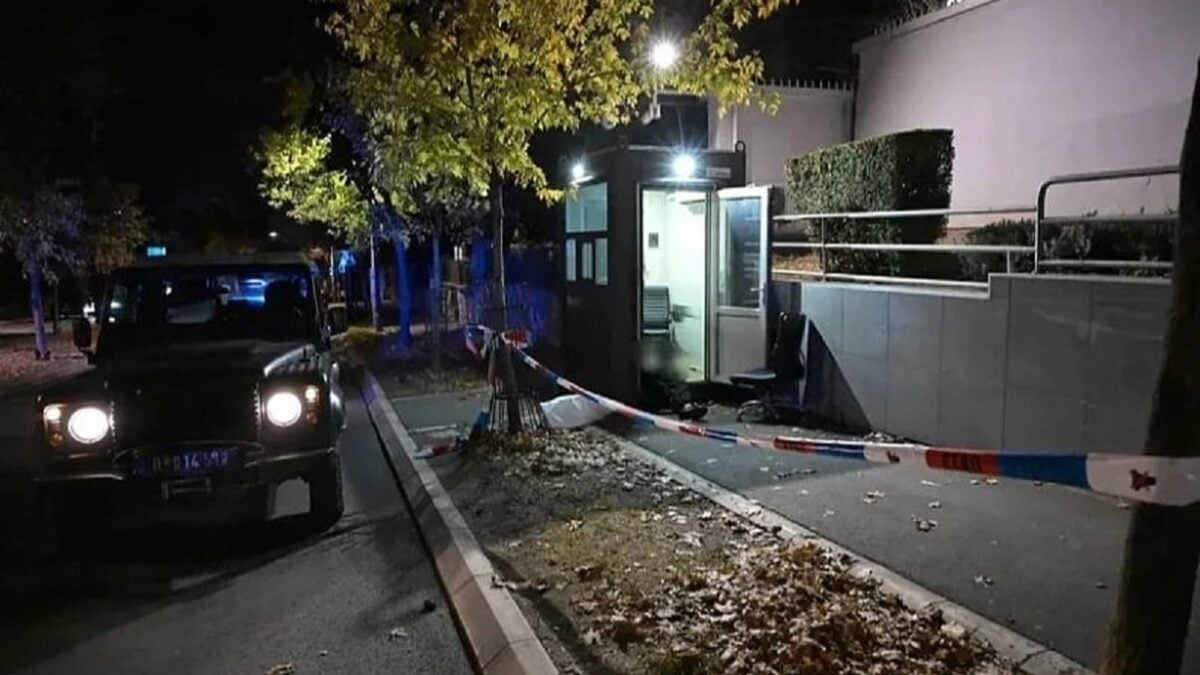 Βελιγράδι: Νεκρός ανήλικος μετά από επίθεση με μαχαίρια έξω από την ισραηλινή πρεσβεία – Συναγερμός για τρομοκρατία 1 Βελιγράδι: Νεκρός ανήλικος μετά από επίθεση με μαχαίρια έξω από την ισραηλινή πρεσβεία – Συναγερμός για τρομοκρατία