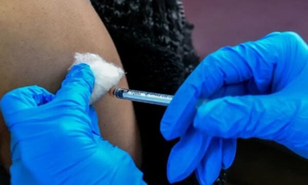 Ξεκινά ο αντιγριπικός εμβολιασμός – Στα φαρμακεία τα νέα τριδύναμα εμβόλια