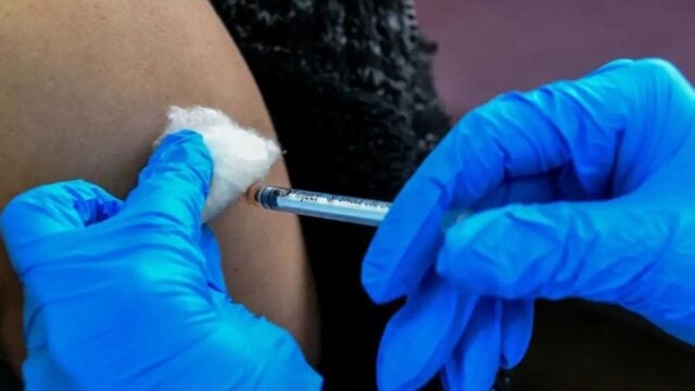 Αντιγριπικό εμβόλιο: Αυξημένη ζήτηση – Χαμηλό ενδιαφέρον για τον εμβολιασμό κατά της COVID-19 παρά την αύξηση των εισαγωγών στα νοσοκομεία